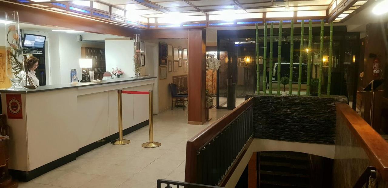 Checkin Trave Otel Figueres  Dış mekan fotoğraf