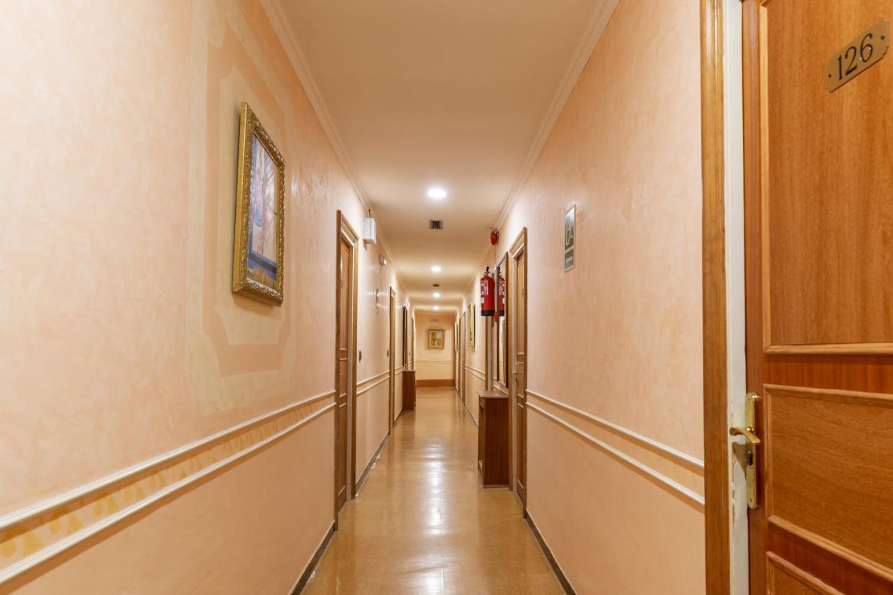 Checkin Trave Otel Figueres  Dış mekan fotoğraf