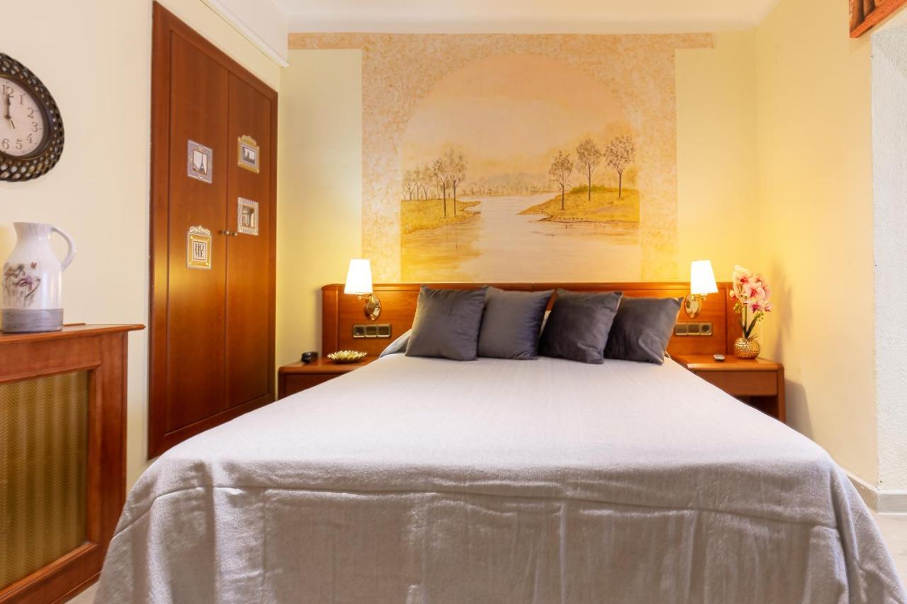 Checkin Trave Otel Figueres  Dış mekan fotoğraf