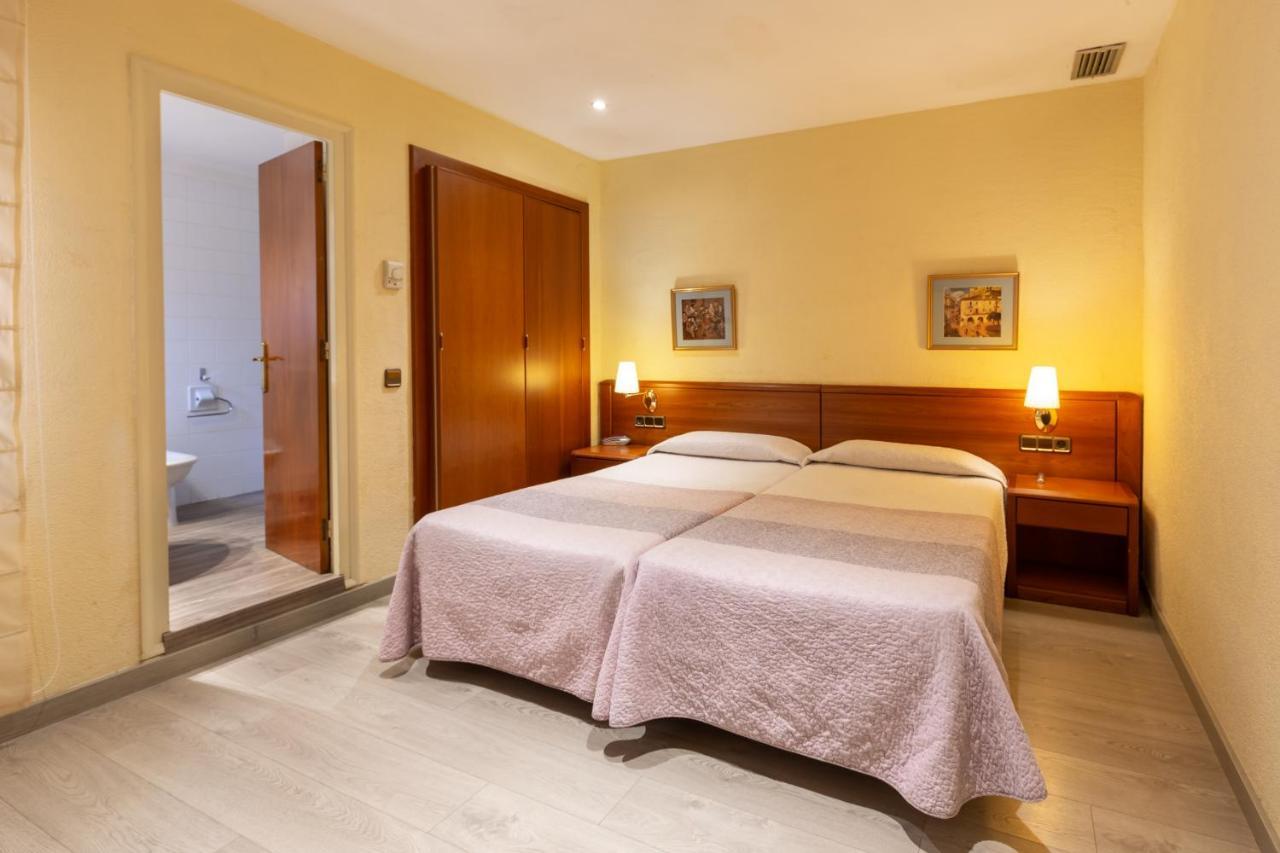 Checkin Trave Otel Figueres  Dış mekan fotoğraf
