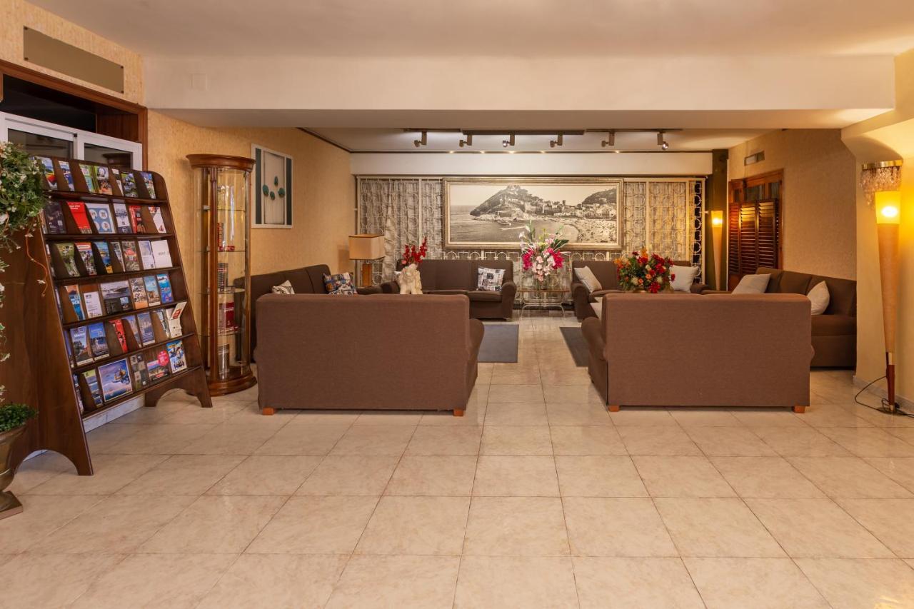 Checkin Trave Otel Figueres  Dış mekan fotoğraf