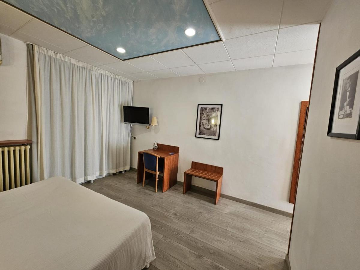 Checkin Trave Otel Figueres  Dış mekan fotoğraf