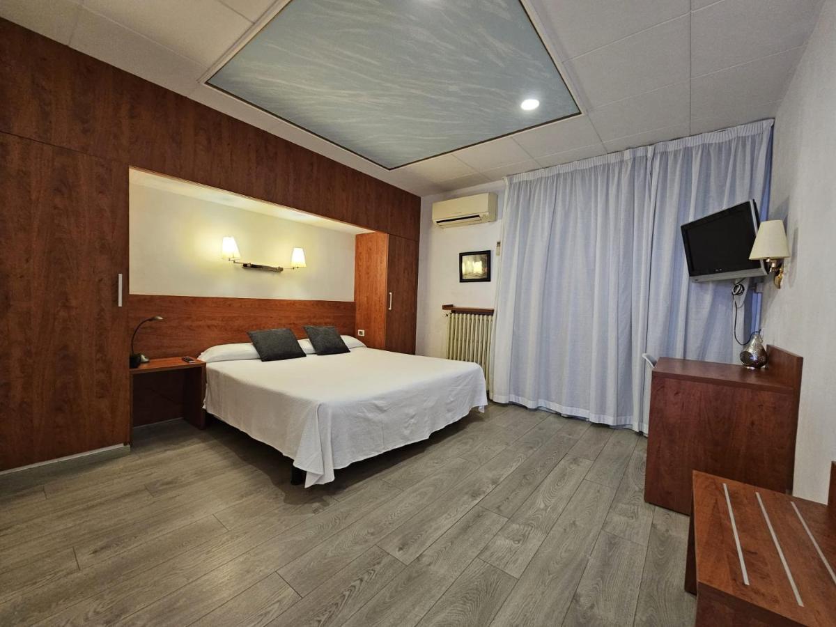 Checkin Trave Otel Figueres  Dış mekan fotoğraf
