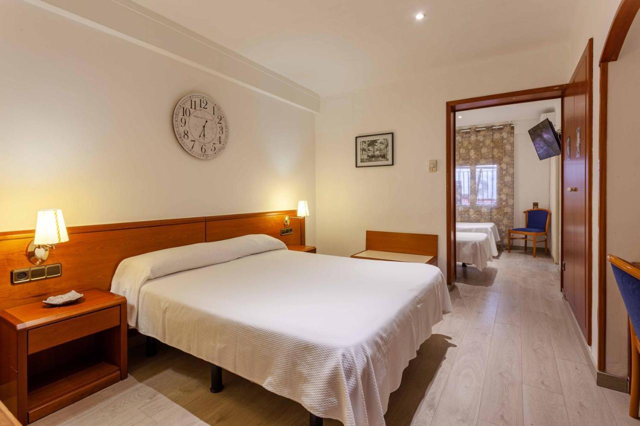 Checkin Trave Otel Figueres  Dış mekan fotoğraf
