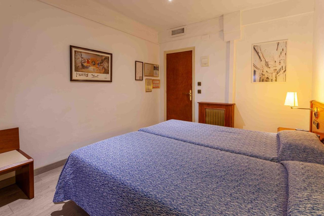 Checkin Trave Otel Figueres  Dış mekan fotoğraf