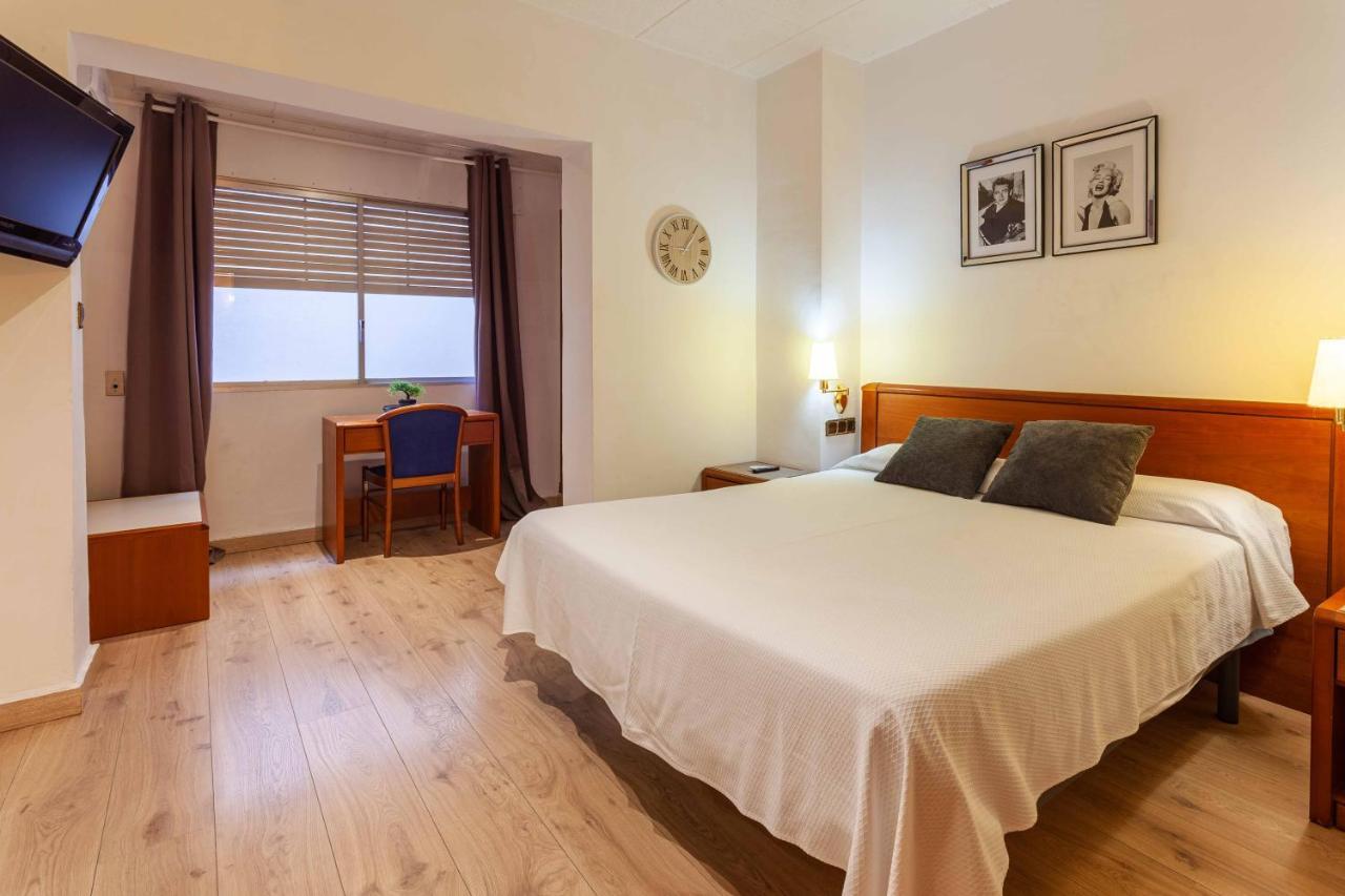 Checkin Trave Otel Figueres  Dış mekan fotoğraf